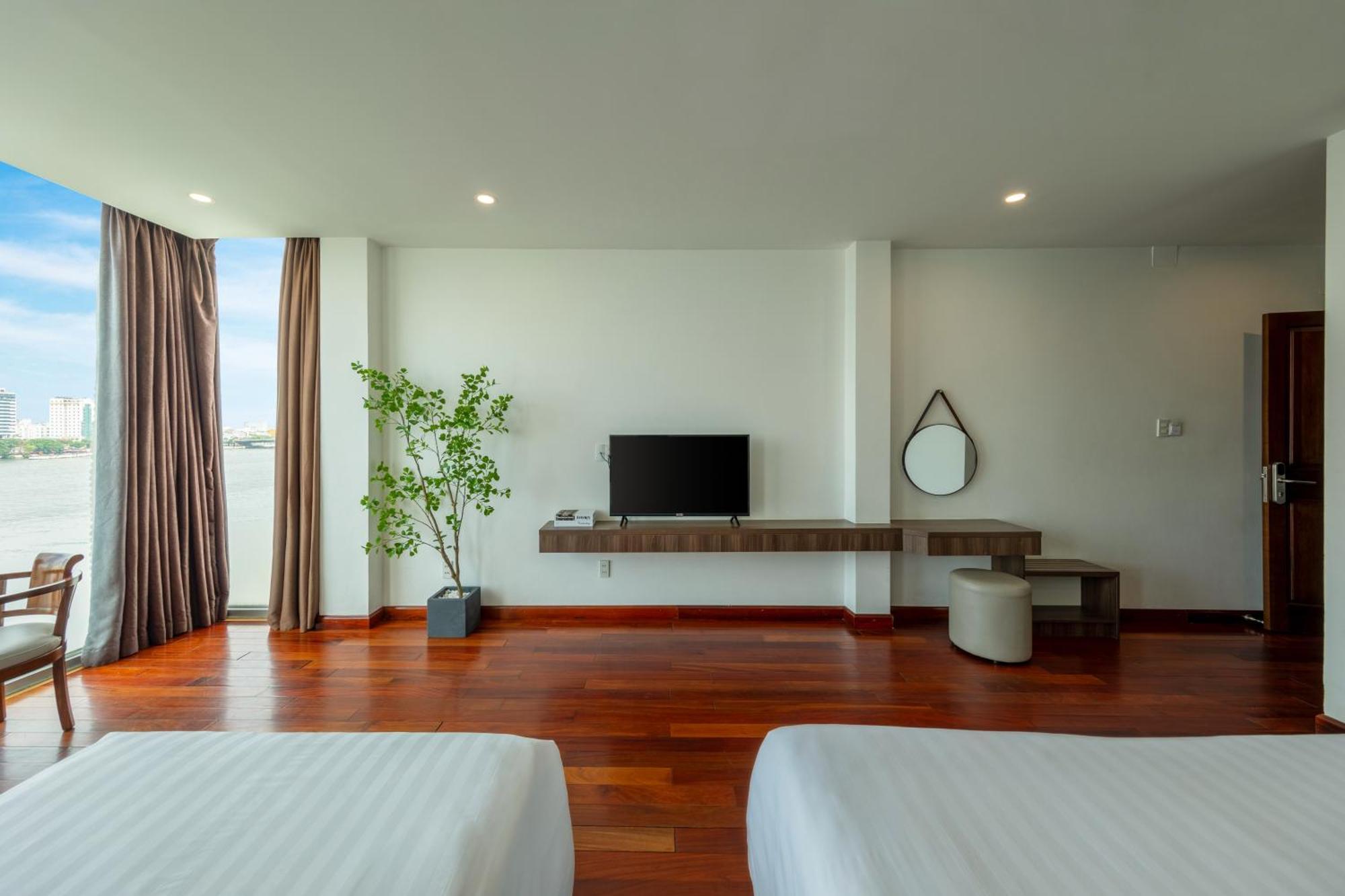 Hoang Linh Riverside Hotel Danang Exterior photo